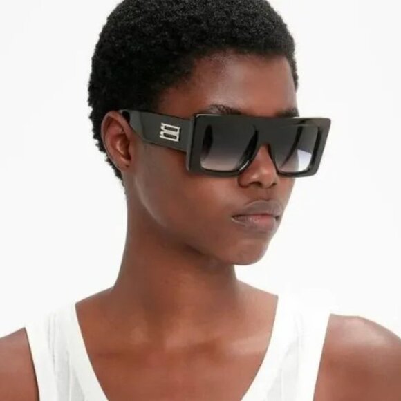 Victoria Beckham VB678S 001 Sunglasses Black Square Frame, Grey Lenses main image 4